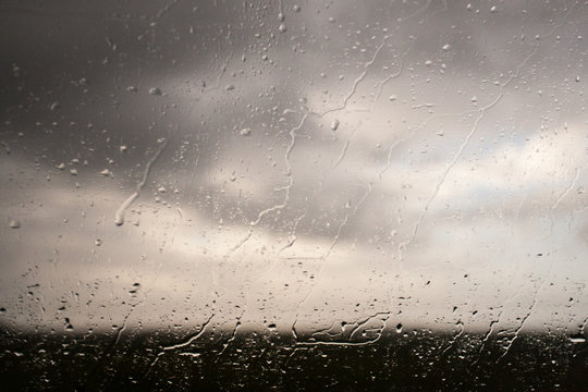 Pingos de chuva na janela