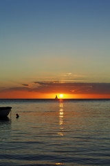 Barque de l'ile Maurice au soleil couchant 