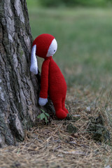 Игрушка возле дерева © ventred