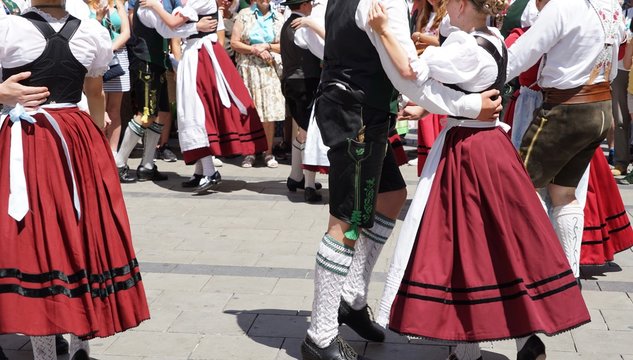 Stramme Wadeln und fesche Dirndl