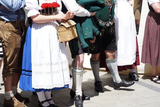 Stramme Wadeln und fesche Dirndl