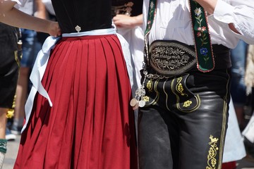 Stramme Wadeln und fesche Dirndl