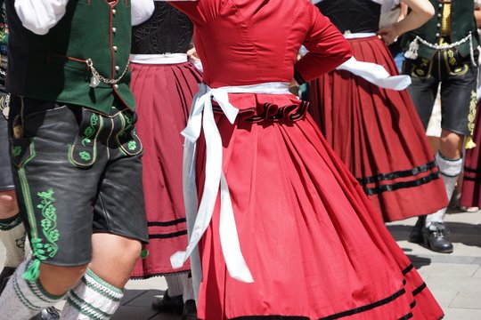 Stramme Wadeln und fesche Dirndl