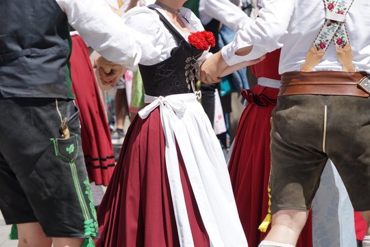 Stramme Wadeln und fesche Dirndl