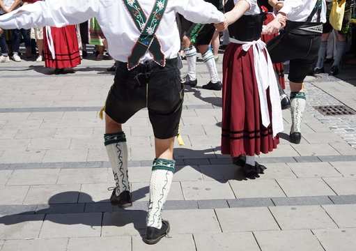 Stramme Wadeln und fesche Dirndl