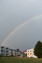 Regenbogen am Land