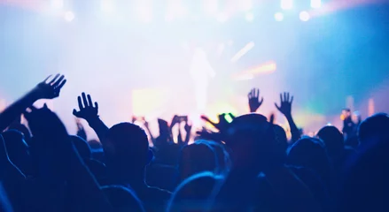 Selbstklebende Fototapeten Ausführung  Jubelnde Menge bei einem Konzert  © Thaut Images