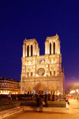 Notre Dame de Paris au crépuscule 