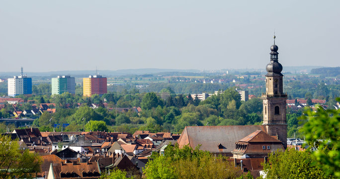 Stadtpanorama von Erlangen in Franken Bayern