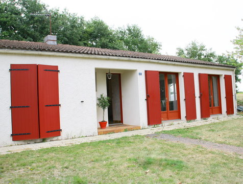 maison traditionnelle aux volets battants rouges