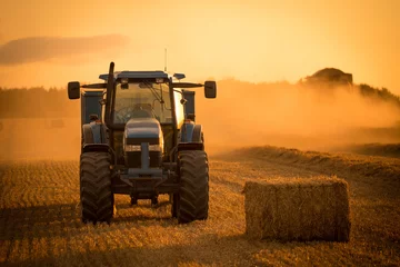 Foto op Plexiglas Tractor tractor zonsondergang oogst