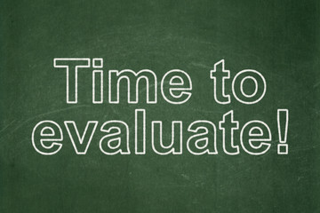 Obraz premium Time concept: Time to Evaluate! on chalkboard background