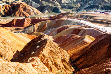 Widok ścieżki turystycznej w Park geologiczny  Zhangye Danxia Tęczowe Góry  © Jarosław  Żak