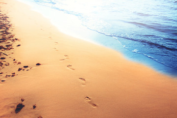 Fußspuren im Sand am Strand