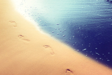 Fußspuren im Sand am Strand