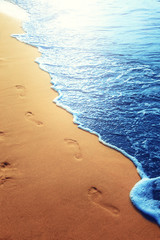 Obrazy na Plexi  Ślady stóp na piasku na plaży