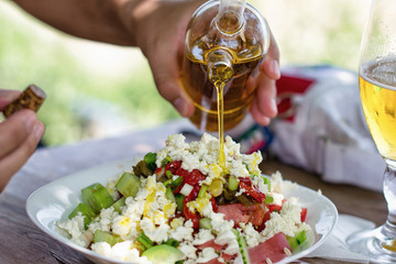 Shopska Salat und Öl Dressing