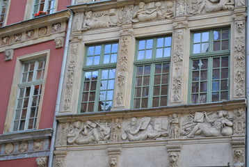 Fototapeta na wymiar Okno w zabytkowej kamienicy