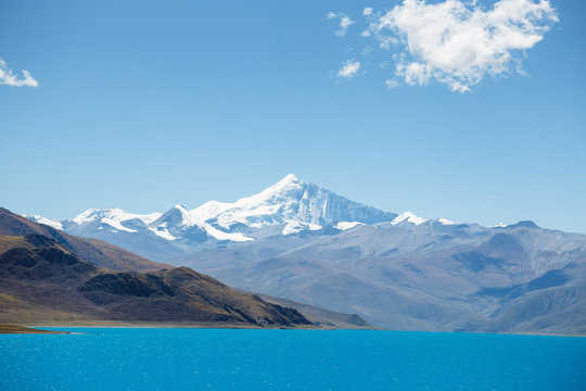 YamdrokTso and snow mountain