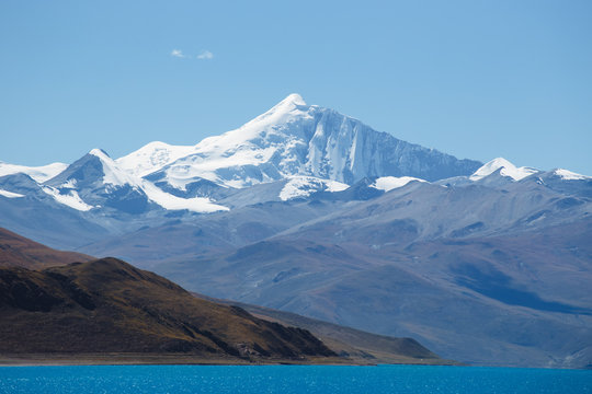 YamdrokTso and snow mountain