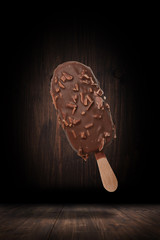 Leckeres Eis mit Schokolade überzogen