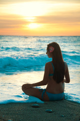 Fototapeta na wymiar Silhouette woman yoga on the sea beach at sunset