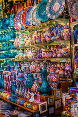 Fototapeta premium Turecka ceramika na sprzedaży przy Uroczystym bazarem w Istanbuł, Turcja. Tradycyjna turecka ceramika