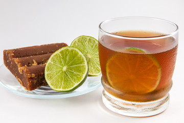 Cold sugarcane-water (aguapanela) with lemon