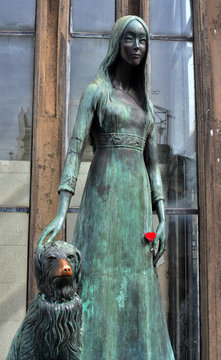 Tumba de una mujer con su perro en el Cementerio de la Recoleta