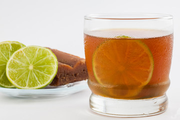 Cold sugarcane-water (aguapanela) with lemon