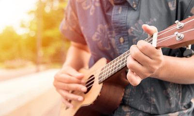 Naklejka premium playing ukulele