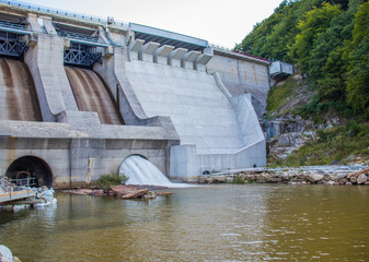Dam and pontoon reservoir. 