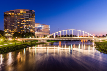 Naklejka premium Skyline of Columbus, Ohio from Bicentennial Park bridge at Night