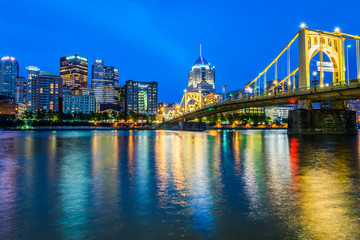 Fototapeta premium Skyline of Pittsburgh, Pennsylvania fron Allegheny Landing across the Allegheny River