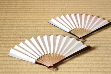 Wandcirkels tuinposter 日本の伝統的な扇子が畳の上にある © riyat