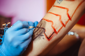 The master does the tattoo