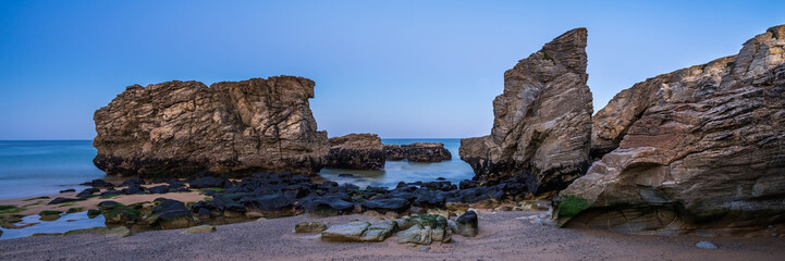 Fototapeta premium Sonnenaufgang an der steinigen Kueste in der Bretagne