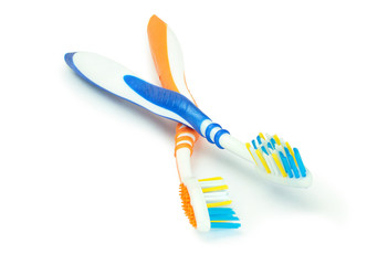 Синяя и оранжевая зубные щетки на изолированном белом фоне