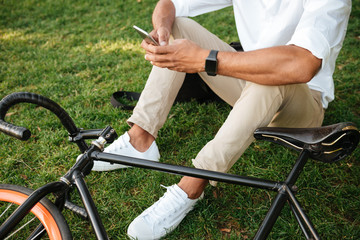 Obraz premium African man early morning with bicycle holding mobile phone