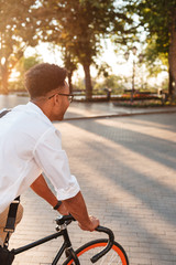 Obraz premium Young african man early morning with bicycle walking