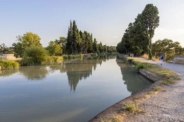Fototapete Kanal Der Canal du Midi in Béziers bei Sonnenuntergang, ein langer Kanal, der den Atlantik mit dem Mittelmeer in Südfrankreich verbindet. Ein Weltkulturerbe seit 1996
