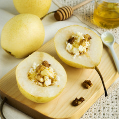 Pears stuffed with cottage cheese