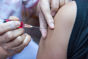 Obraz na płótnie Canvas soft focus,nurses are vaccinations to patients using the syringe.Doctor vaccinating women in hospital.Are treated by the use of sterile injectable upper arm.