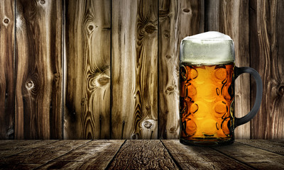 Maß Bier vor holzhintergrund