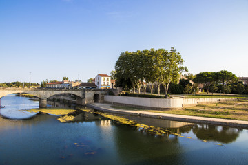 Fototapeta na wymiar Views of the French town of Beziers with one of the bridges that cross the river Orb