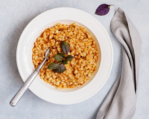 Barley risotto with tomatoes and basil.