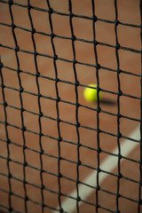 pallina da tennis sotto rete