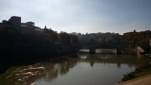 ponte sul fiume Tevere alla sera