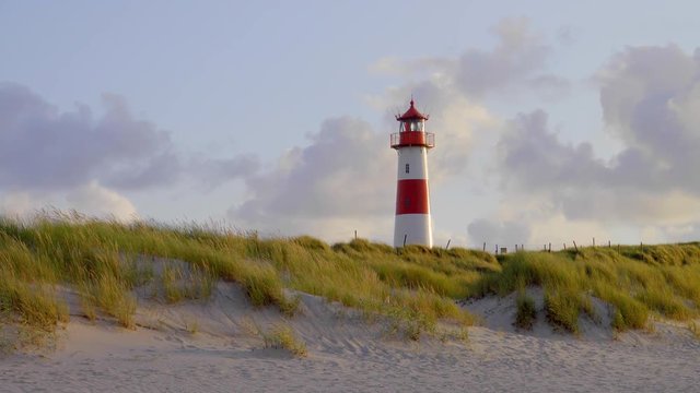 Sylt Leuchtturm List im Sonnenuntergang Licht mit D&uuml;nen