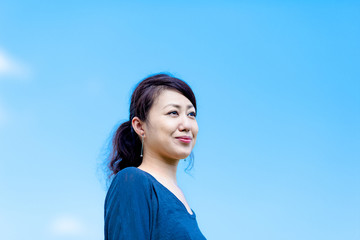 青空背景 女性